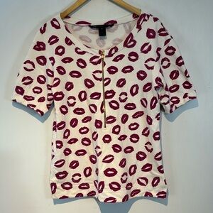 Marc by Marc Jacob’s magenta lip kiss shirt with 3/4 zipper size XS